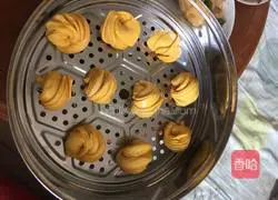 Illustration of how to make pumpkin rolls 6