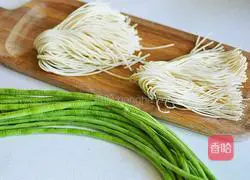 Illustration of how to make braised beans and noodles 1