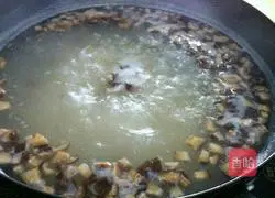 Illustration of how to make mushroom porridge 4