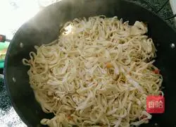 Illustration of braised noodles 7