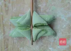 Illustration of how to make lotus rolls that fill the dining table with spring scenery 6