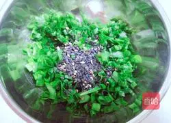 Illustration of how to make scallion rolls 8