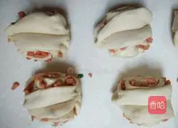 Illustration of how to make ham sausage rolls 9
