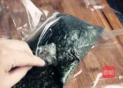 Illustration of how to make seaweed rice ball bento 11