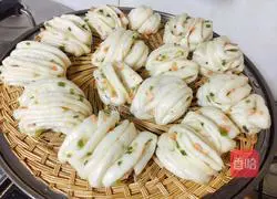 Illustration of how to make butter flower rolls 19