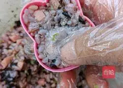 Illustration of how to make rice balls 14