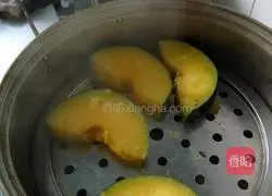 Illustration of how to make pumpkin rolls 1