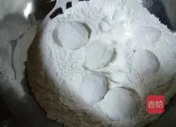 Illustration of how to make Lantern Festival with black sesame filling 10