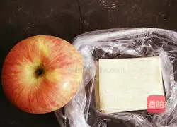 Illustration of how to make apple spring rolls 1