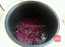 Illustration of how to make three-color quinoa and purple sweet potato porridge 7
