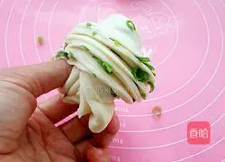 Illustration of how to make scallion rolls 17