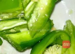 Illustration of how to stir-fry pork with pot helmet 3