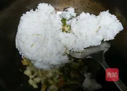 Illustration of how to make shrimp and cheese colorful baked rice 8