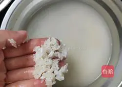Illustration of how to make dried shrimp and scallop porridge 1