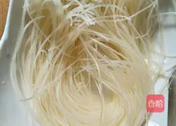 Illustration of how to make pickled cabbage rice noodles 1