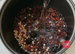 Illustration of how to make purple rice and multigrain porridge 1