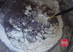 Illustration of how to make glutinous purple sweet potato black rice cake 4