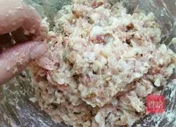 Illustration of how to make instant noodle burger 4