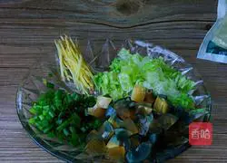 Illustration of how to make preserved egg, lettuce and lean meat porridge 4