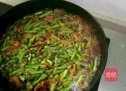 Illustration of the recipe of Braised Noodles with Pork Belly and Beans 5