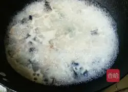 Illustration of how to make preserved egg and lean meat porridge 5