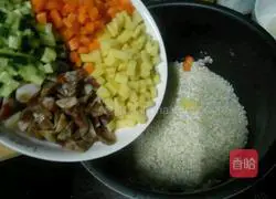 Illustration of how to make braised rice with sausage and potatoes 3