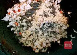 Illustration of how to make Shanghai spring rolls 6