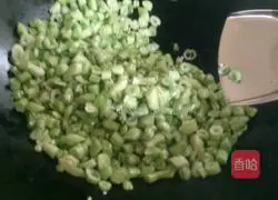 Illustration of how to make green beans and rice braised 3