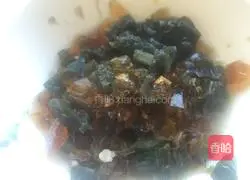 Illustration of how to make preserved egg and lean meat porridge 5