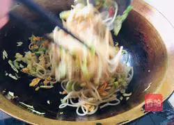 Illustration of how to fry millet noodles 9