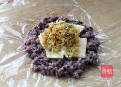 Illustration of how to make black rice, cheese and meat floss rice balls 6