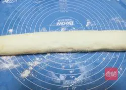 Illustration of how to make scallion rolls 13