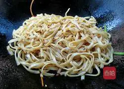 Illustration of how to make fried rice noodles with three shreds 4