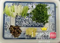 Illustration of how to make pork offal soup and rice noodles 1