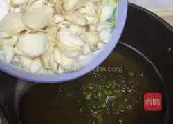 Illustration of how to make mung bean and lily porridge 6