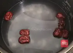 Illustration of how to make black rice, lotus seeds and red date porridge 5