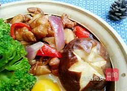 Illustration of making mushroom and chicken claypot rice 20