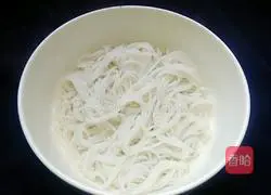 Illustration of how to scald rice noodles 5