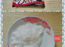 Illustration of how to make two-color flower rolls 1