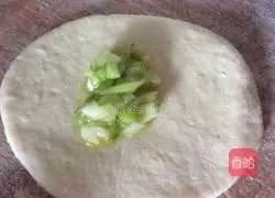 Illustration of how to make scallion rolls 5