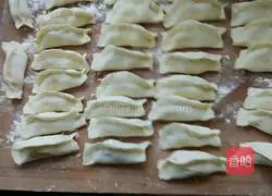 Illustration of how to make celery and meat pot stickers 21