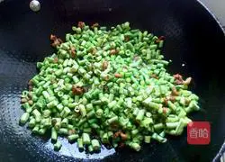 Illustration of how to make cold noodles with diced beans and pork 4