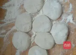 Illustration of how to make diced mutton and carrot pot stickers 5