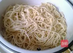 Illustration of how to make lentil braised noodles 1