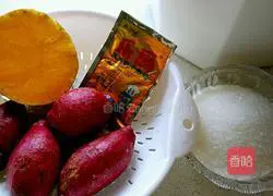 Illustration of how to make colorful flower rolls 1