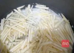 Illustration of how to make yam and apple porridge 3