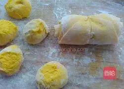 Illustration of how to make pumpkin rose rolls 11