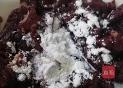 Illustration of how to make fried rice noodles with beef and green pepper 1