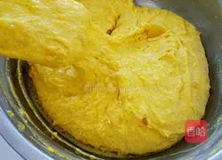 Illustration of how to make red date and pumpkin hair cake 8