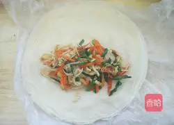 Illustration of how to make vegetarian spring rolls 12